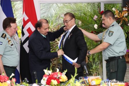 Daniel y Rosario otorgan orden "Ejército de Nicaragua” a Ministro de Defensa de Taiwán