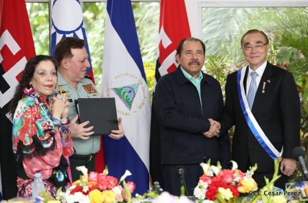 Daniel y Rosario otorgan orden "Ejército de Nicaragua” a Ministro de Defensa de Taiwán