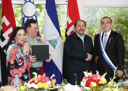 Daniel y Rosario otorgan orden "Ejército de Nicaragua” a Ministro de Defensa de Taiwán