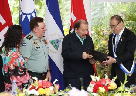 Daniel y Rosario otorgan orden "Ejército de Nicaragua” a Ministro de Defensa de Taiwán