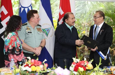 Daniel y Rosario otorgan orden "Ejército de Nicaragua” a Ministro de Defensa de Taiwán
