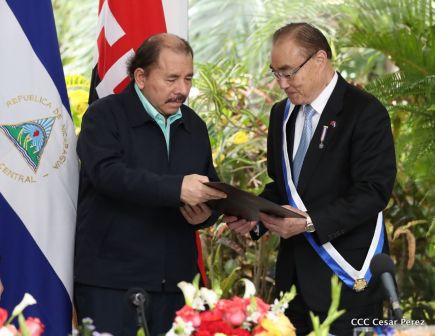 Daniel y Rosario otorgan orden "Ejército de Nicaragua” a Ministro de Defensa de Taiwán