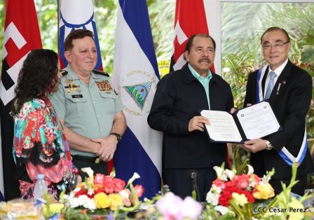 Daniel y Rosario otorgan orden "Ejército de Nicaragua” a Ministro de Defensa de Taiwán