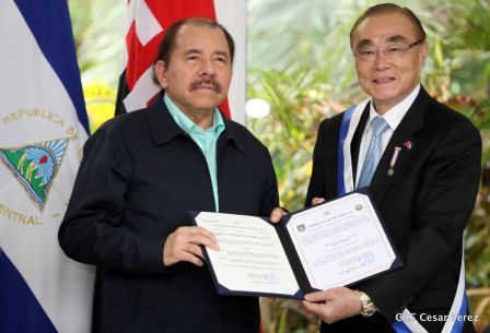 Daniel y Rosario otorgan orden "Ejército de Nicaragua” a Ministro de Defensa de Taiwán