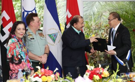 Daniel y Rosario otorgan orden "Ejército de Nicaragua” a Ministro de Defensa de Taiwán