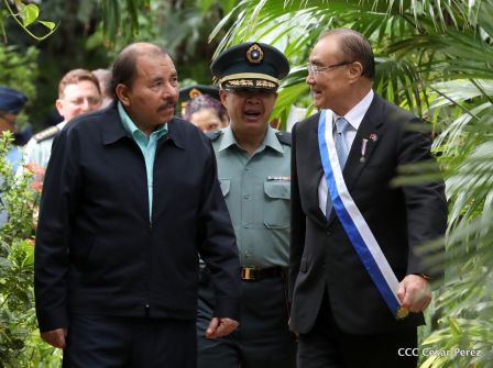 Daniel y Rosario otorgan orden "Ejército de Nicaragua” a Ministro de Defensa de Taiwán