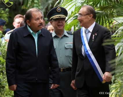 Daniel y Rosario otorgan orden "Ejército de Nicaragua” a Ministro de Defensa de Taiwán