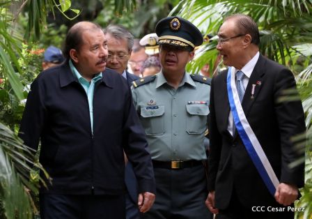 Daniel y Rosario otorgan orden "Ejército de Nicaragua” a Ministro de Defensa de Taiwán