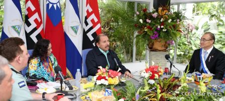Daniel y Rosario otorgan orden "Ejército de Nicaragua” a Ministro de Defensa de Taiwán
