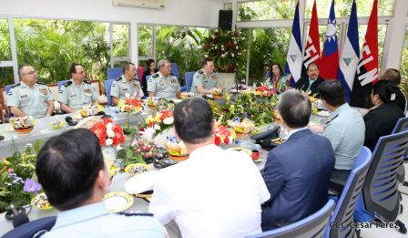 Daniel y Rosario otorgan orden "Ejército de Nicaragua” a Ministro de Defensa de Taiwán
