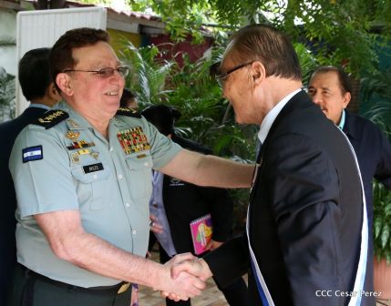 Daniel y Rosario otorgan orden "Ejército de Nicaragua” a Ministro de Defensa de Taiwán