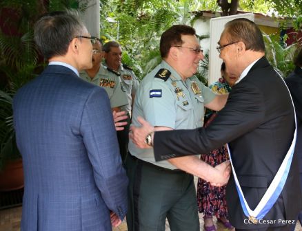 Daniel y Rosario otorgan orden "Ejército de Nicaragua” a Ministro de Defensa de Taiwán