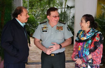 Daniel y Rosario otorgan orden "Ejército de Nicaragua” a Ministro de Defensa de Taiwán