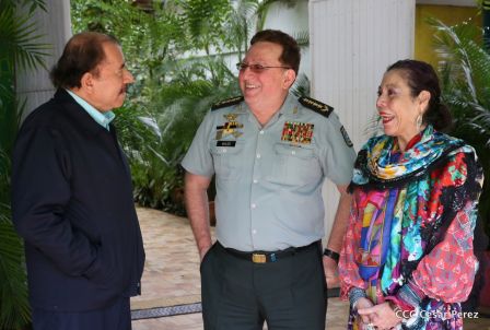 Daniel y Rosario otorgan orden "Ejército de Nicaragua” a Ministro de Defensa de Taiwán