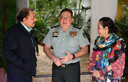 Daniel y Rosario otorgan orden "Ejército de Nicaragua” a Ministro de Defensa de Taiwán