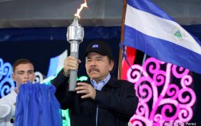 Antorcha Centroamericana es recibida por Daniel y Rosario