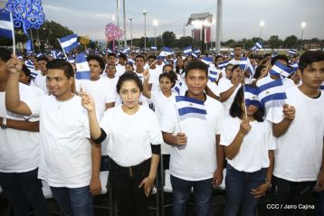 Antorcha Centroamericana es recibida por Daniel y Rosario