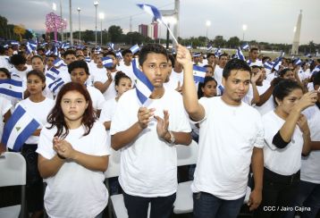 Antorcha Centroamericana es recibida por Daniel y Rosario