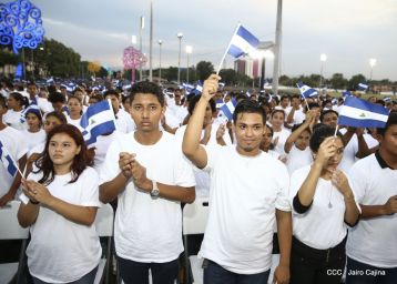 Antorcha Centroamericana es recibida por Daniel y Rosario