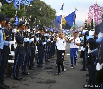 Antorcha Centroamericana es recibida por Daniel y Rosario