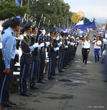 Antorcha Centroamericana es recibida por Daniel y Rosario
