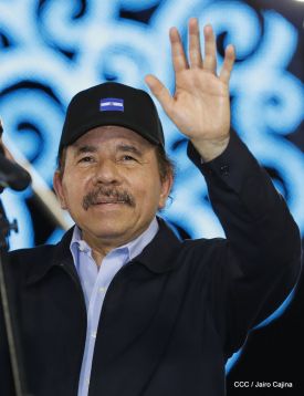 Antorcha Centroamericana es recibida por Daniel y Rosario