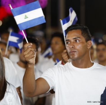 Antorcha Centroamericana es recibida por Daniel y Rosario