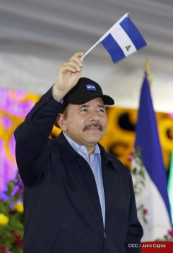 Antorcha Centroamericana es recibida por Daniel y Rosario