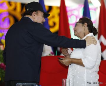 Antorcha Centroamericana es recibida por Daniel y Rosario