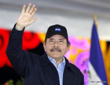 Antorcha Centroamericana es recibida por Daniel y Rosario