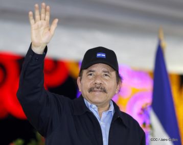 Antorcha Centroamericana es recibida por Daniel y Rosario