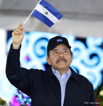 Antorcha Centroamericana es recibida por Daniel y Rosario