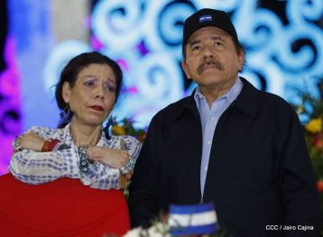 Antorcha Centroamericana es recibida por Daniel y Rosario