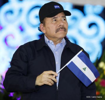 Antorcha Centroamericana es recibida por Daniel y Rosario