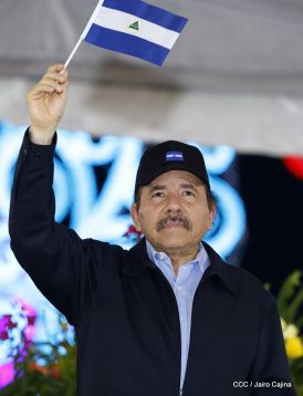 Antorcha Centroamericana es recibida por Daniel y Rosario