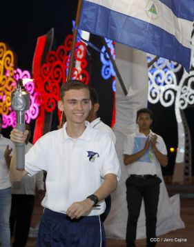 Antorcha Centroamericana es recibida por Daniel y Rosario