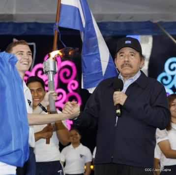 Antorcha Centroamericana es recibida por Daniel y Rosario