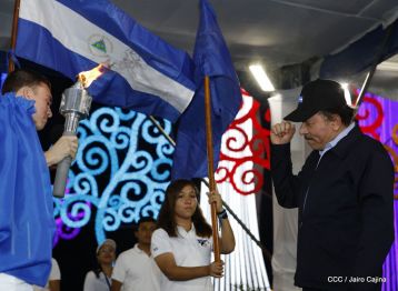 Antorcha Centroamericana es recibida por Daniel y Rosario