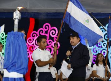 Antorcha Centroamericana es recibida por Daniel y Rosario