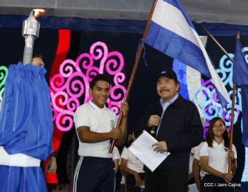 Antorcha Centroamericana es recibida por Daniel y Rosario