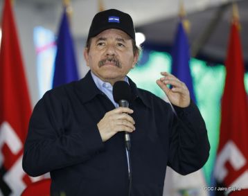 Antorcha Centroamericana es recibida por Daniel y Rosario