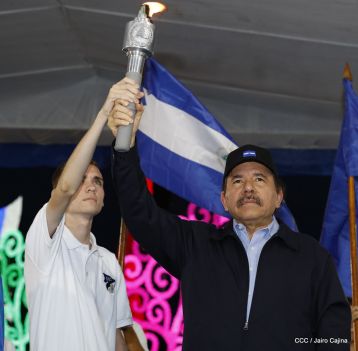 Antorcha Centroamericana es recibida por Daniel y Rosario