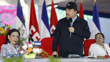 Antorcha Centroamericana es recibida por Daniel y Rosario