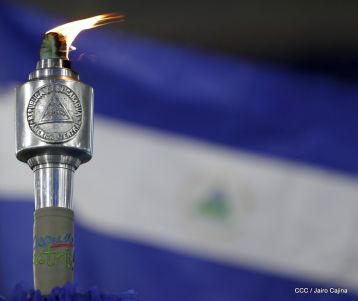 Antorcha Centroamericana es recibida por Daniel y Rosario