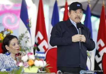 Antorcha Centroamericana es recibida por Daniel y Rosario