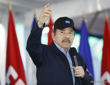 Antorcha Centroamericana es recibida por Daniel y Rosario