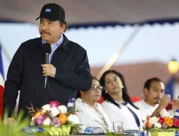 Antorcha Centroamericana es recibida por Daniel y Rosario