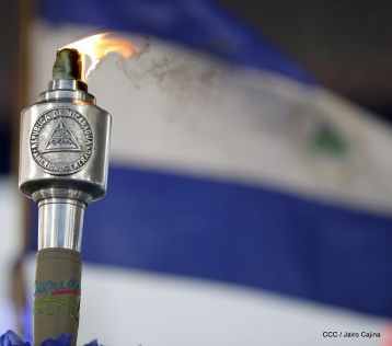 Antorcha Centroamericana es recibida por Daniel y Rosario