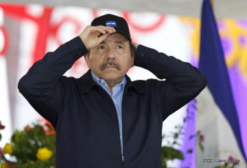 Antorcha Centroamericana es recibida por Daniel y Rosario