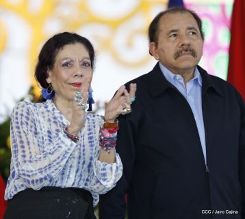 Antorcha Centroamericana es recibida por Daniel y Rosario